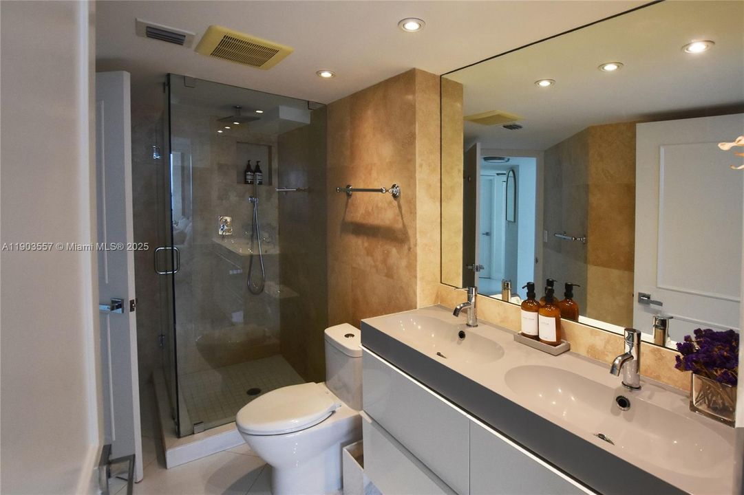 Recently Rented: $5,500 (2 beds, 2 baths, 1200 Square Feet)