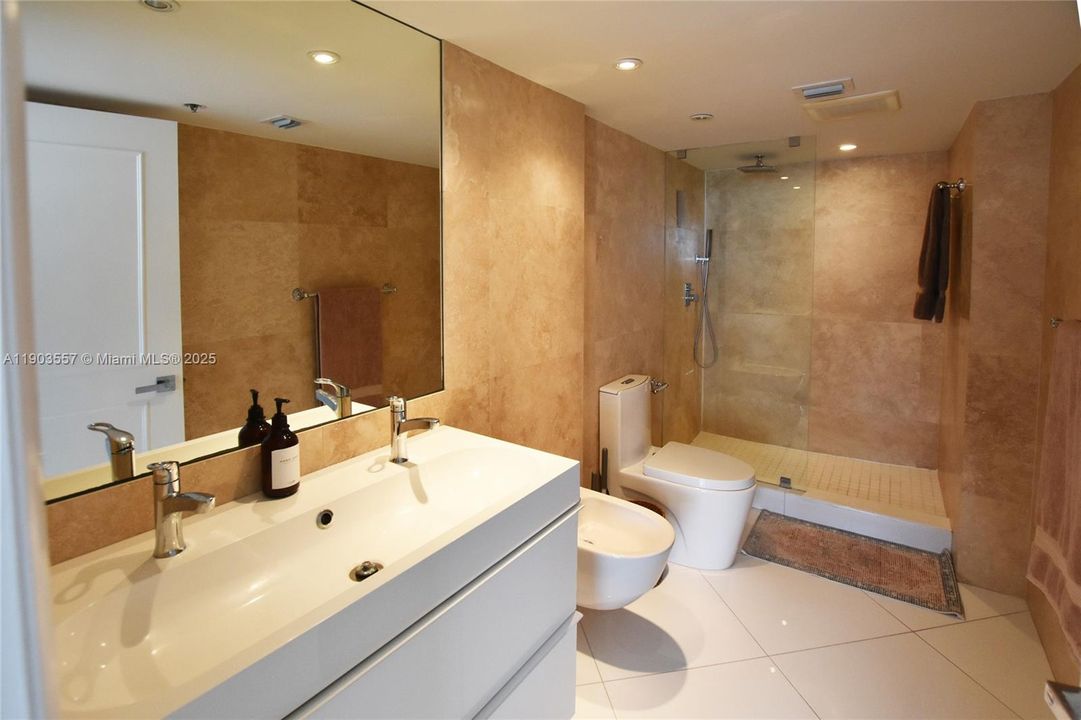 Recently Rented: $5,500 (2 beds, 2 baths, 1200 Square Feet)