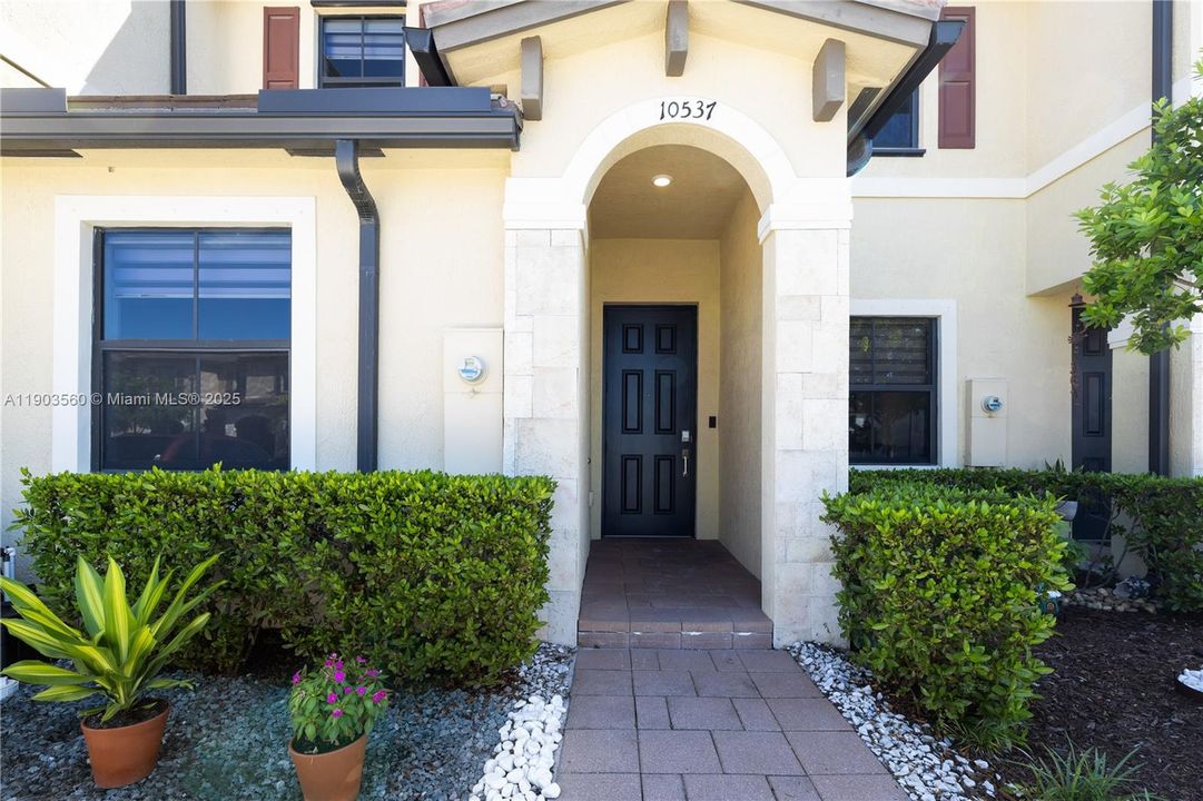 For Rent: $3,200 (3 beds, 3 baths, 1332 Square Feet)