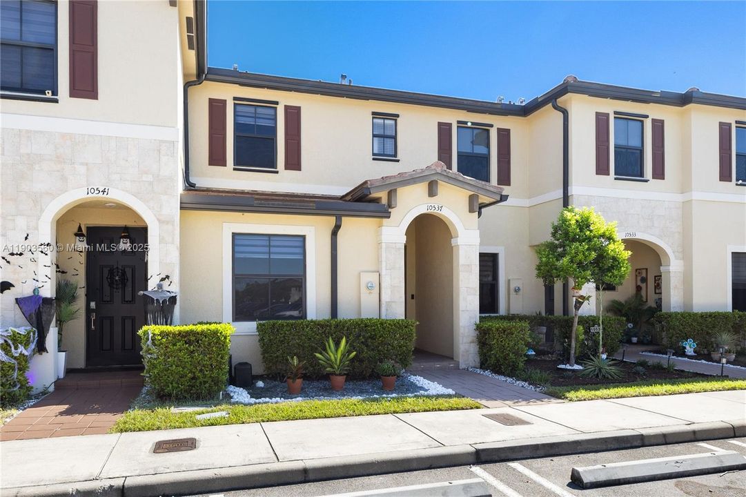 For Rent: $3,200 (3 beds, 3 baths, 1332 Square Feet)