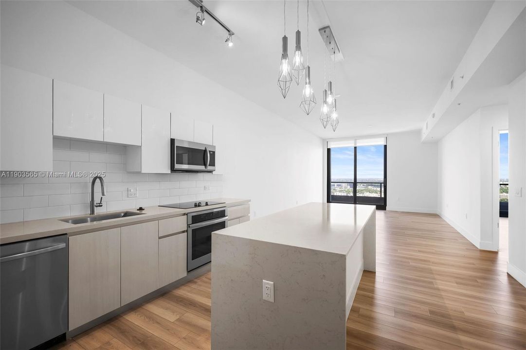 Active With Contract: $3,350 (1 beds, 1 baths, 859 Square Feet)