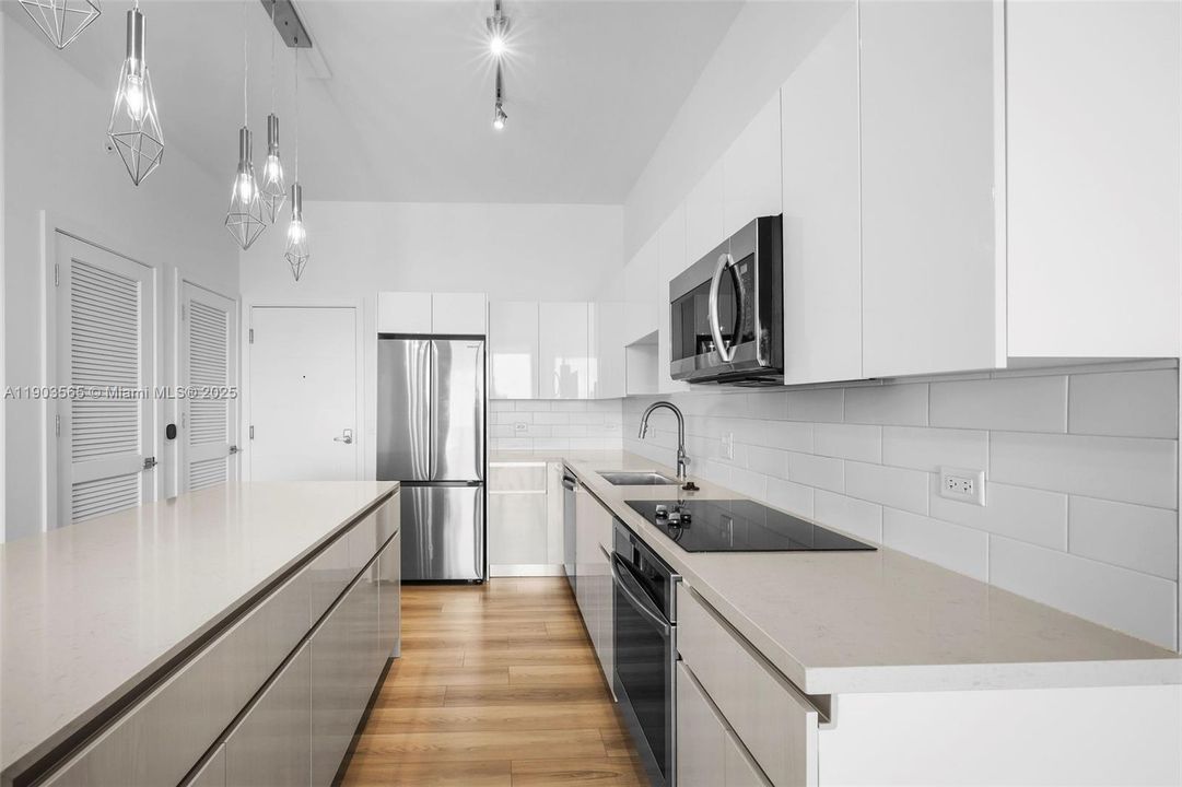 Active With Contract: $3,350 (1 beds, 1 baths, 859 Square Feet)