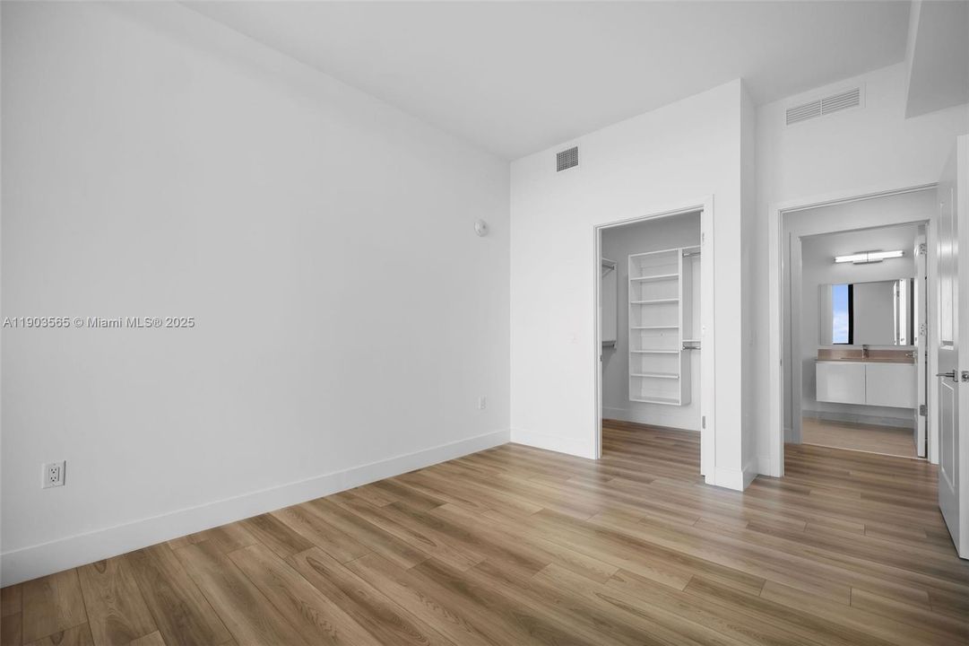 Active With Contract: $3,350 (1 beds, 1 baths, 859 Square Feet)
