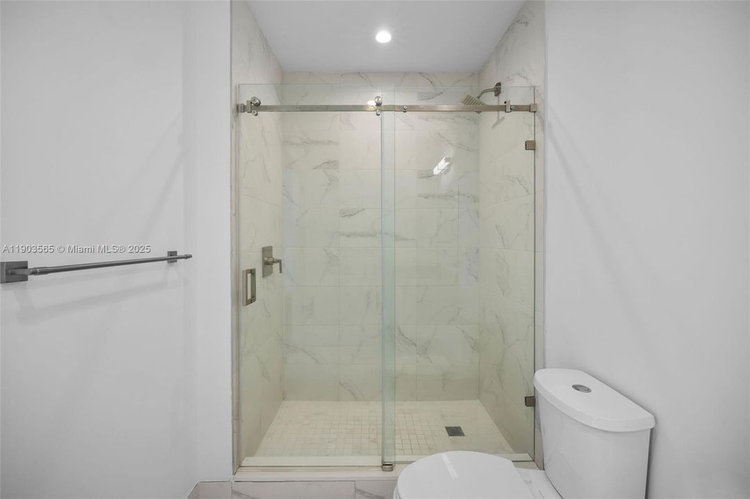 Active With Contract: $3,350 (1 beds, 1 baths, 859 Square Feet)