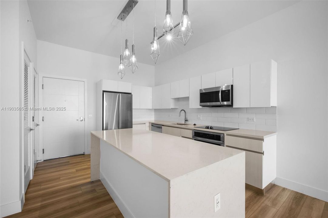 Active With Contract: $3,350 (1 beds, 1 baths, 859 Square Feet)