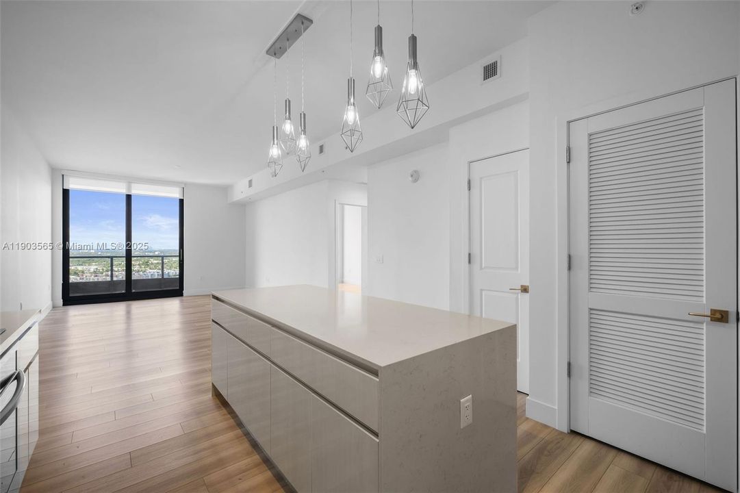 Active With Contract: $3,350 (1 beds, 1 baths, 859 Square Feet)