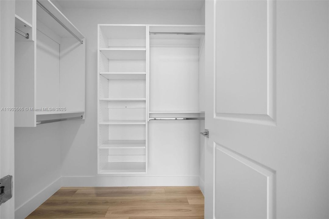 Active With Contract: $3,350 (1 beds, 1 baths, 859 Square Feet)