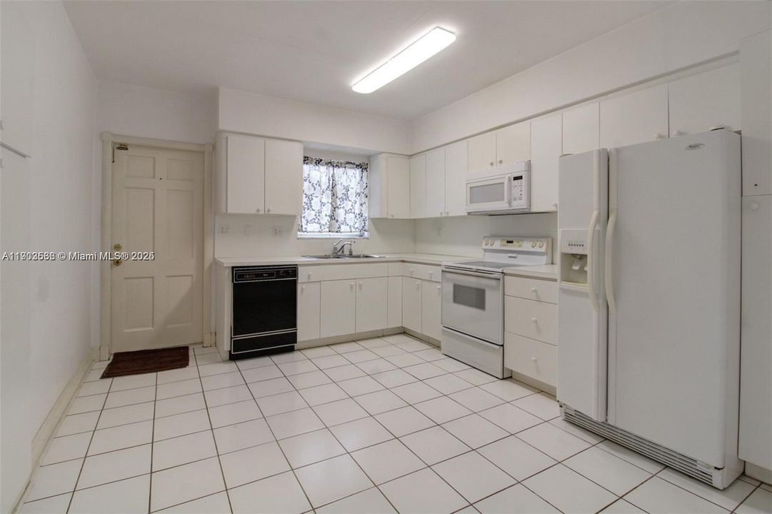 Active With Contract: $845,000 (3 beds, 2 baths, 1470 Square Feet)