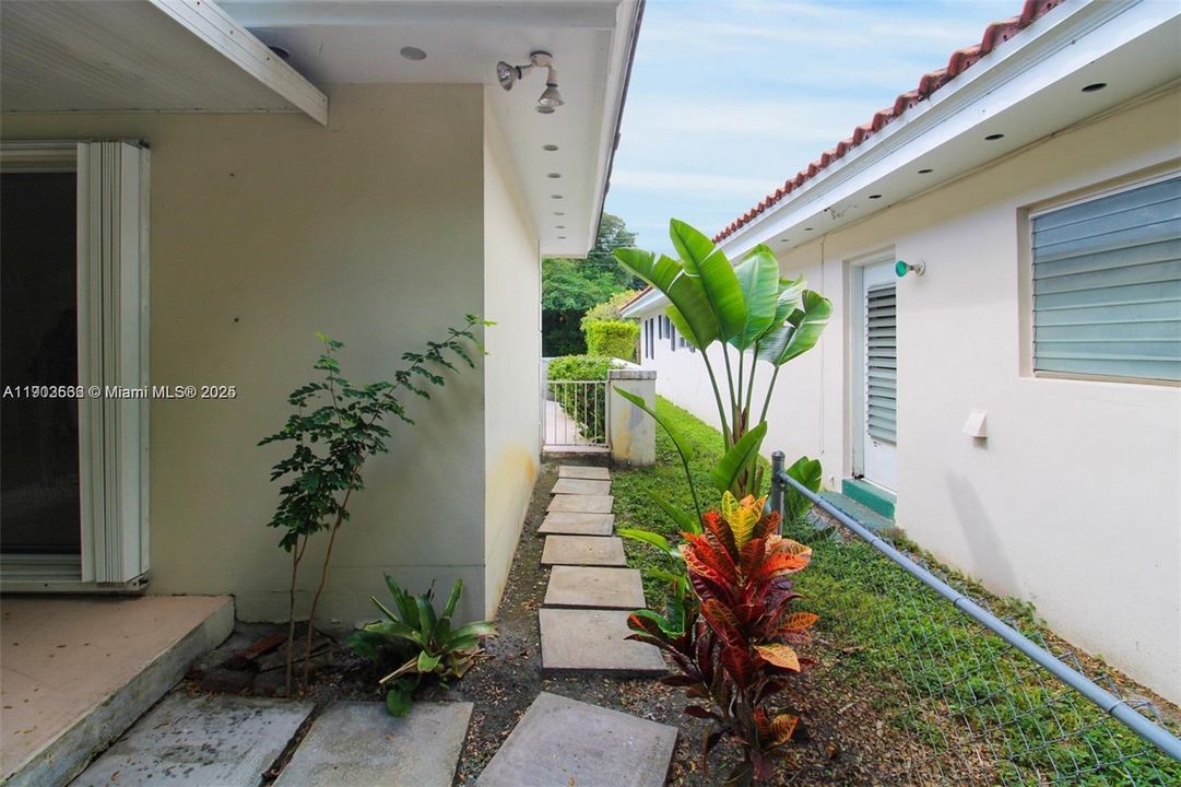 Active With Contract: $845,000 (3 beds, 2 baths, 1470 Square Feet)