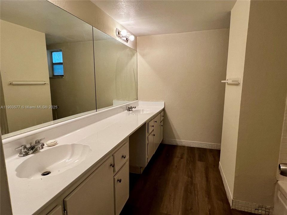 For Rent: $1,850 (2 beds, 2 baths, 1252 Square Feet)