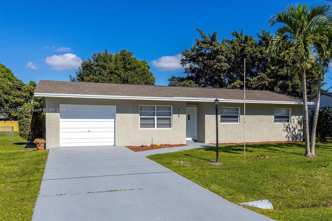 Active With Contract: $319,900 (3 beds, 2 baths, 1104 Square Feet)