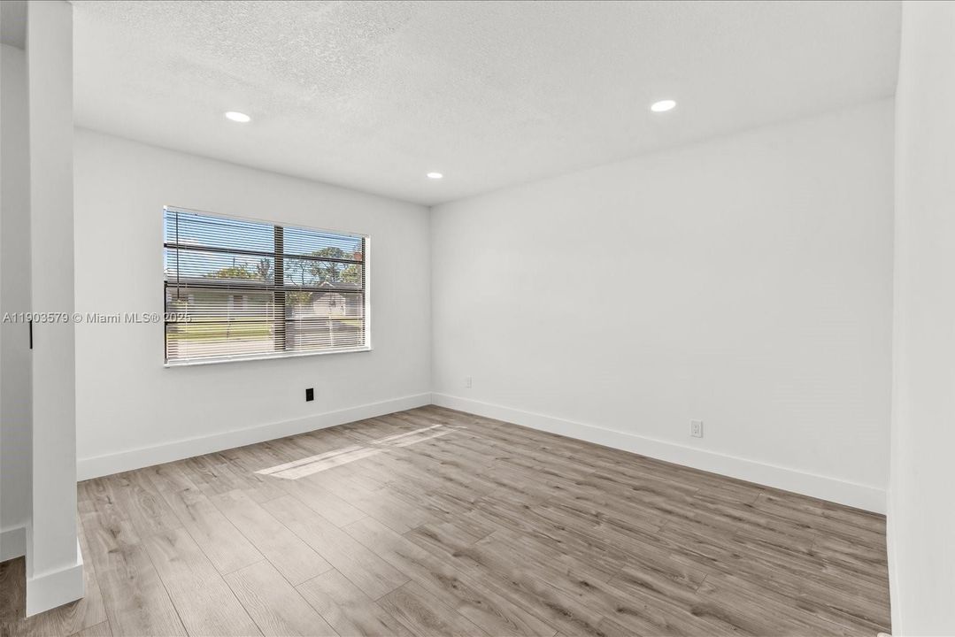 Active With Contract: $319,900 (3 beds, 2 baths, 1104 Square Feet)