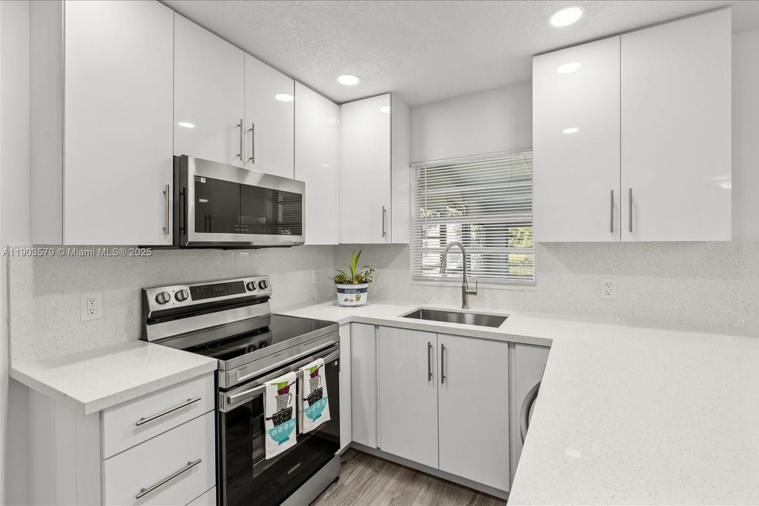 Active With Contract: $319,900 (3 beds, 2 baths, 1104 Square Feet)