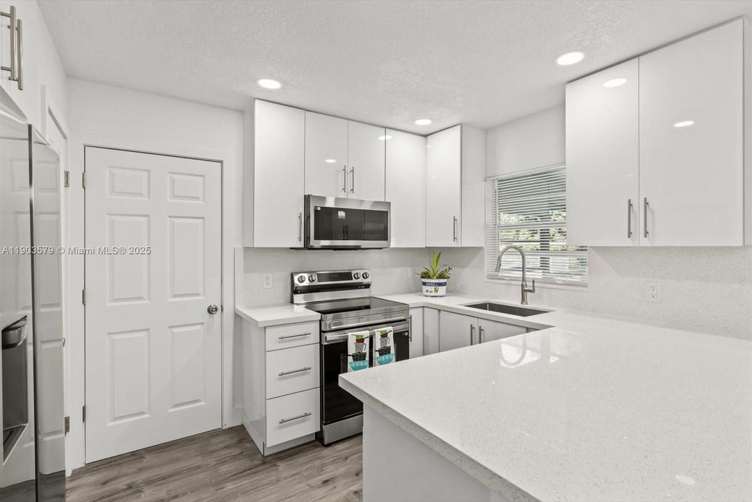 Active With Contract: $319,900 (3 beds, 2 baths, 1104 Square Feet)