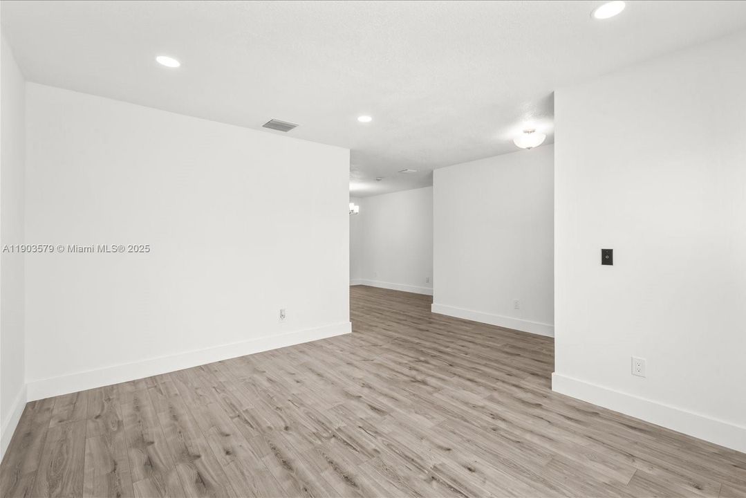 Active With Contract: $319,900 (3 beds, 2 baths, 1104 Square Feet)