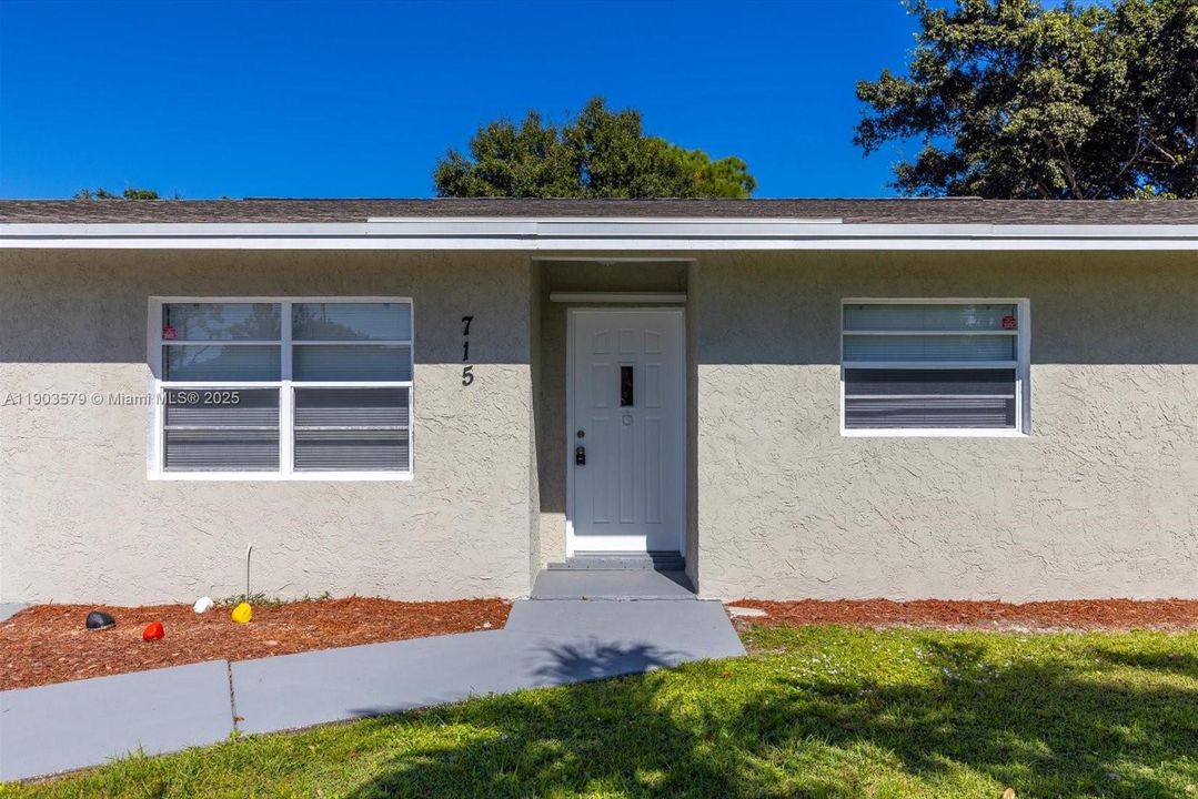 Active With Contract: $319,900 (3 beds, 2 baths, 1104 Square Feet)