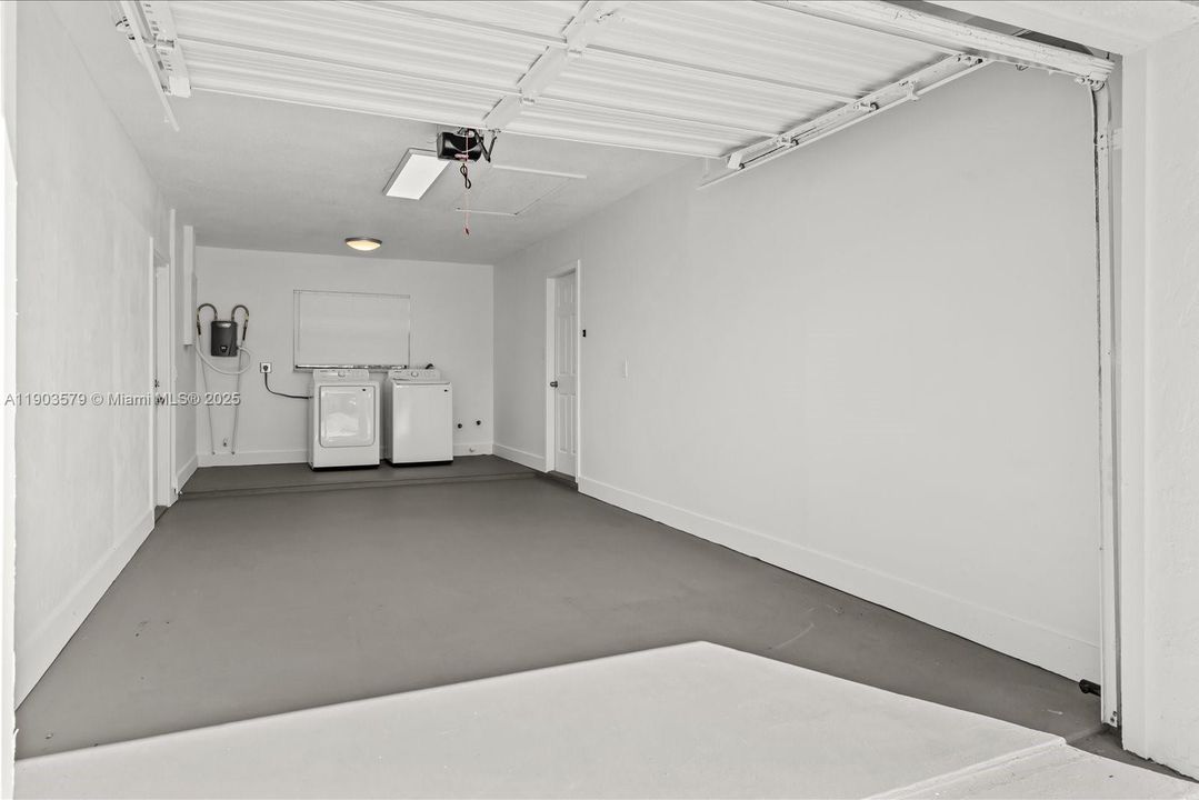 Active With Contract: $319,900 (3 beds, 2 baths, 1104 Square Feet)