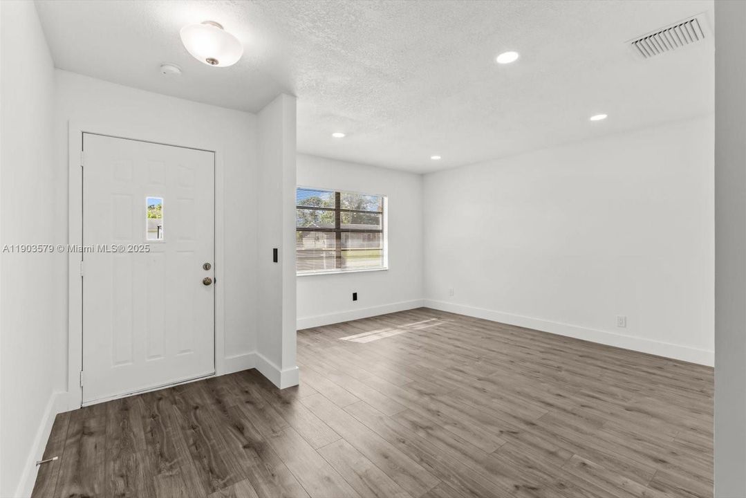 Active With Contract: $319,900 (3 beds, 2 baths, 1104 Square Feet)