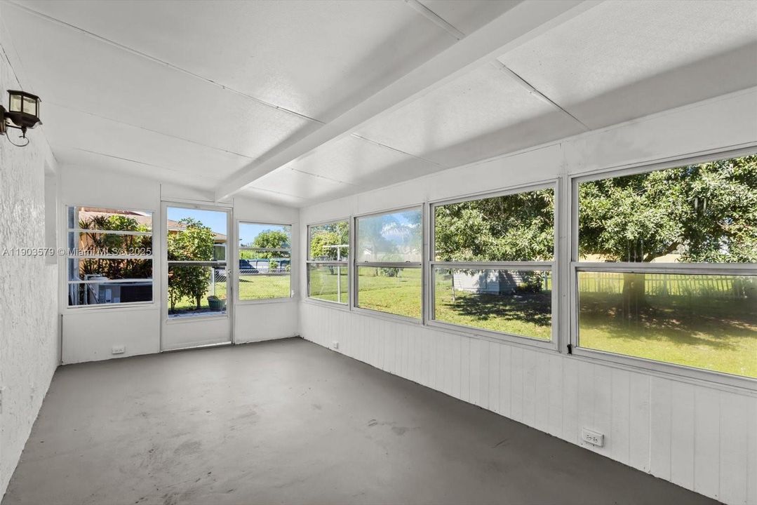 Active With Contract: $319,900 (3 beds, 2 baths, 1104 Square Feet)