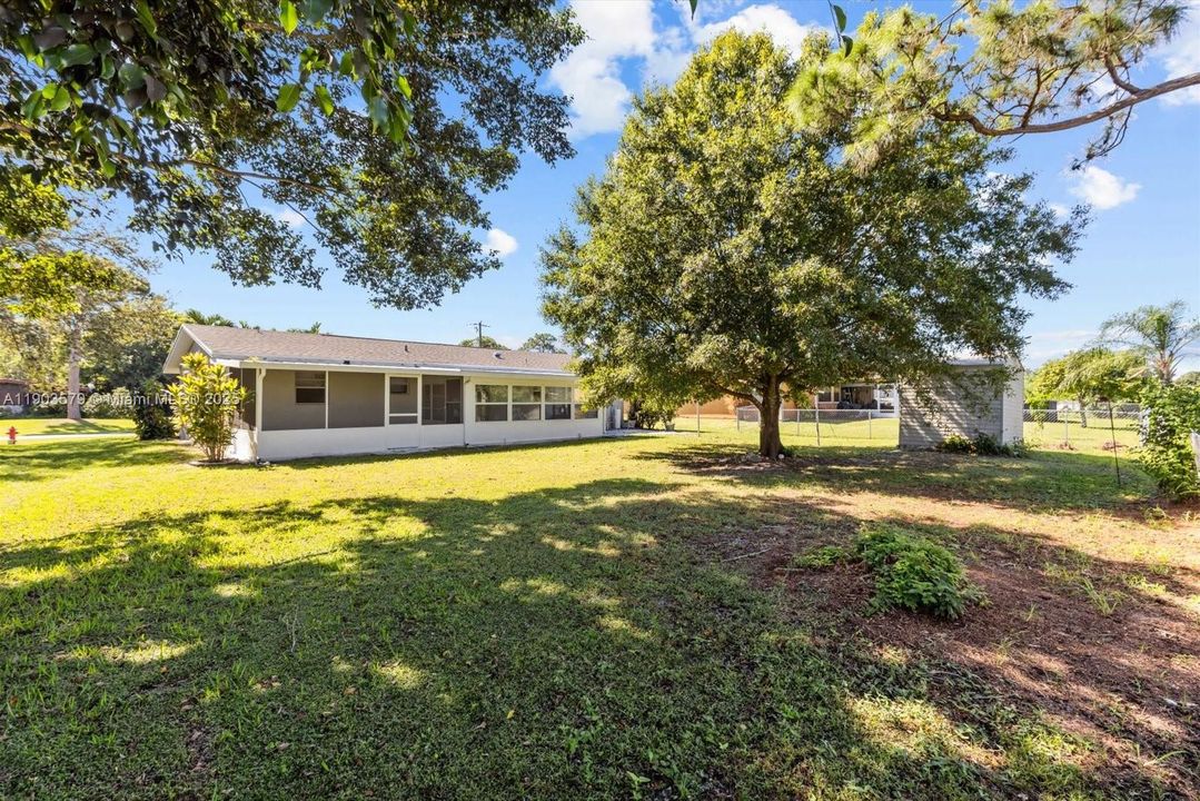 Active With Contract: $319,900 (3 beds, 2 baths, 1104 Square Feet)