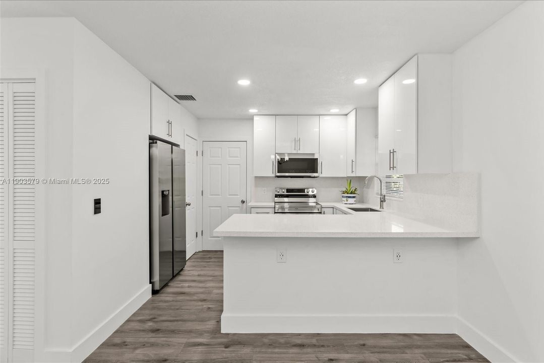 Active With Contract: $319,900 (3 beds, 2 baths, 1104 Square Feet)