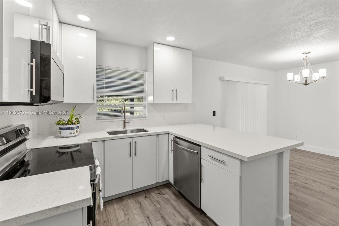 Active With Contract: $319,900 (3 beds, 2 baths, 1104 Square Feet)