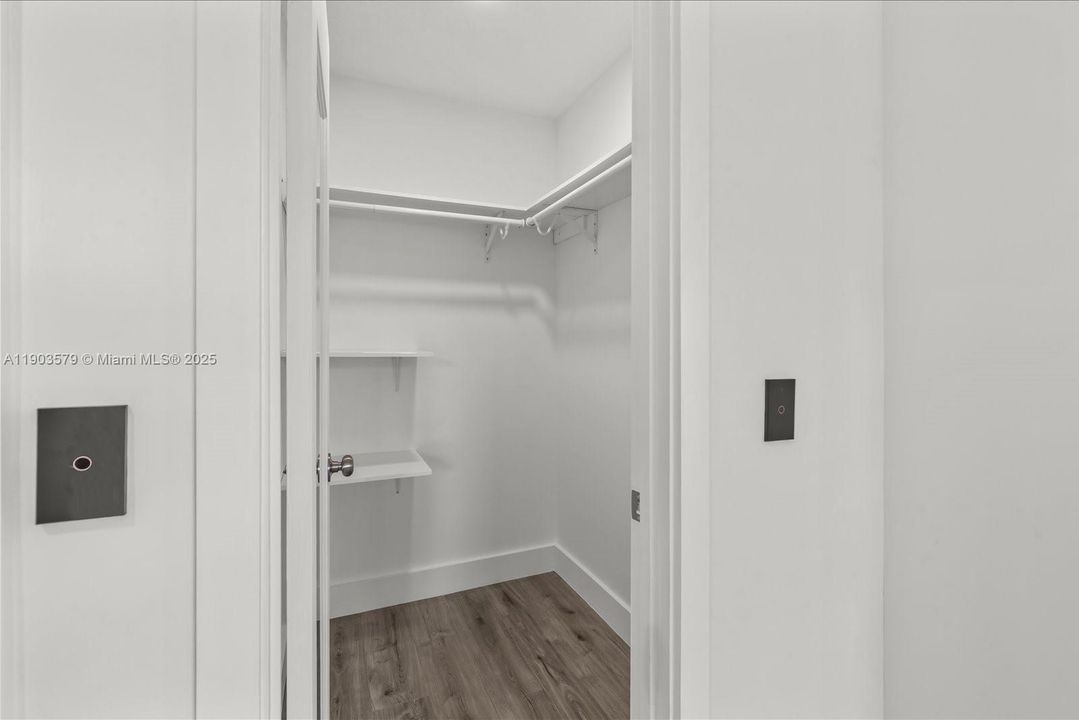 Active With Contract: $319,900 (3 beds, 2 baths, 1104 Square Feet)