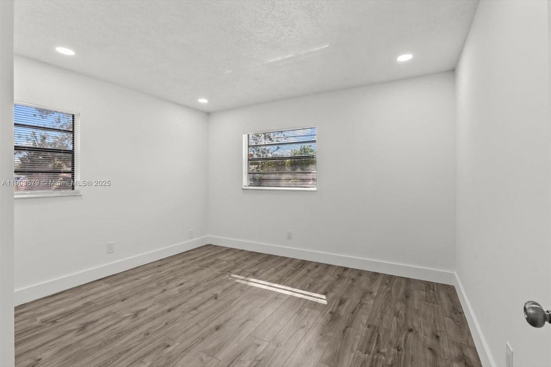 Active With Contract: $319,900 (3 beds, 2 baths, 1104 Square Feet)