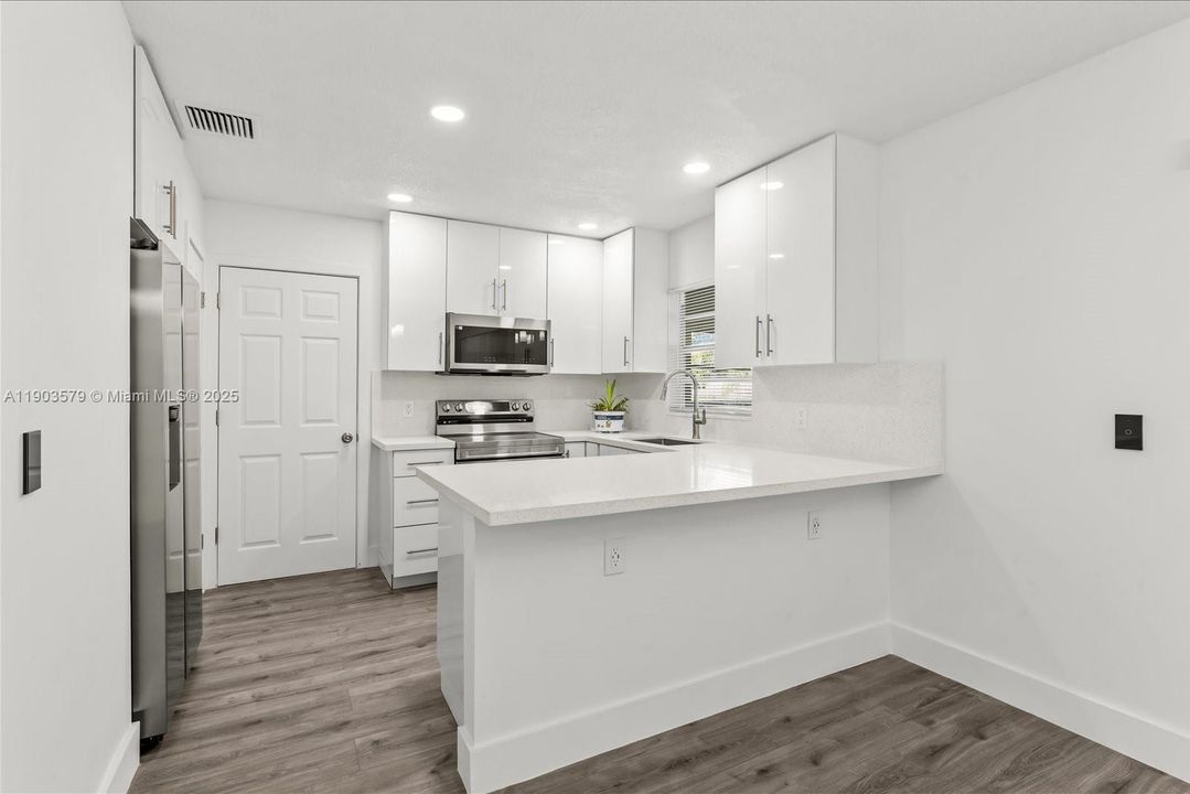 Active With Contract: $319,900 (3 beds, 2 baths, 1104 Square Feet)