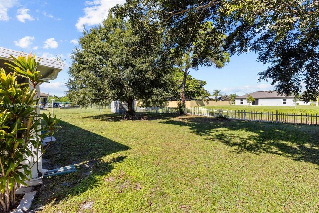 Active With Contract: $319,900 (3 beds, 2 baths, 1104 Square Feet)