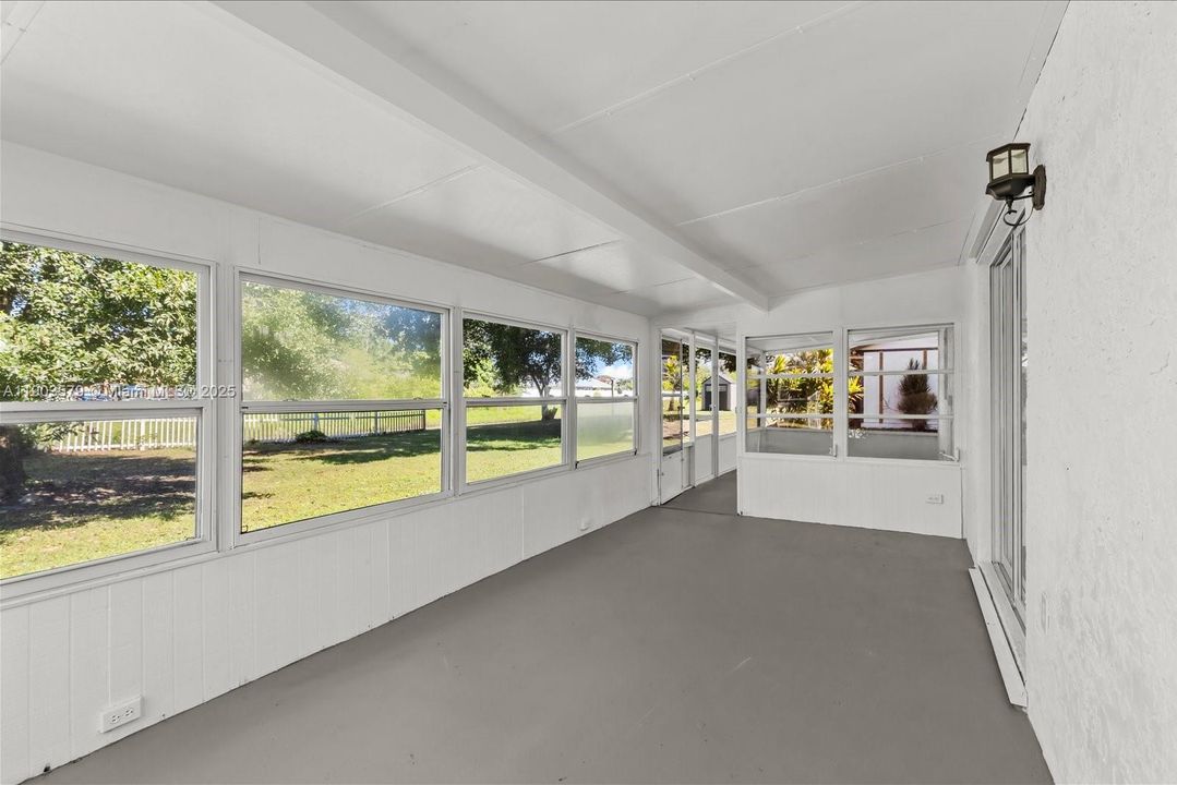 Active With Contract: $319,900 (3 beds, 2 baths, 1104 Square Feet)