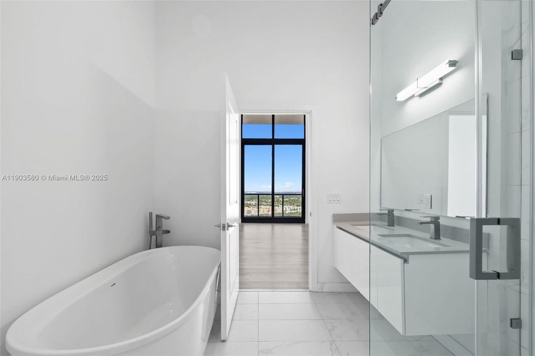 合同活跃: $8,750 (3 贝兹, 3 浴室, 2156 平方英尺)