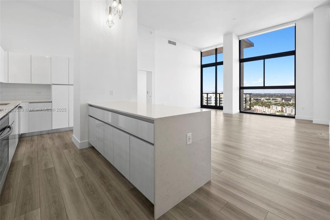 合同活跃: $8,750 (3 贝兹, 3 浴室, 2156 平方英尺)