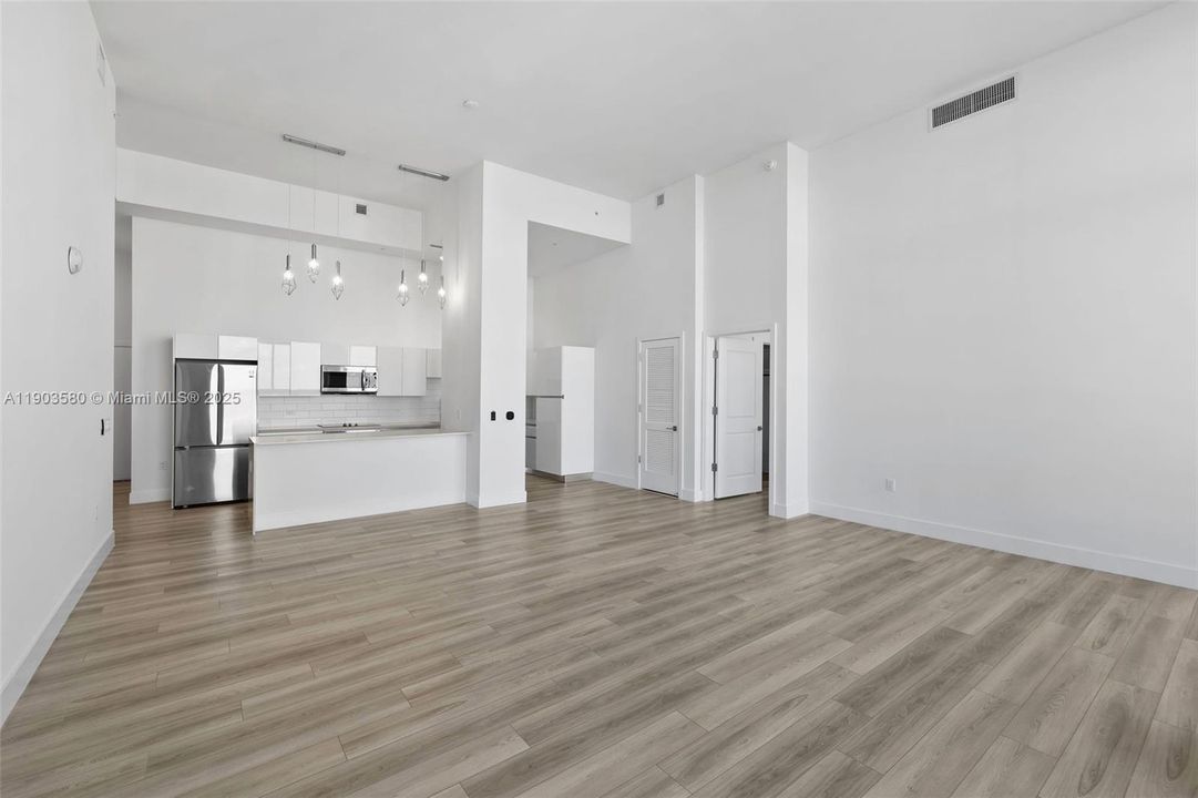 合同活跃: $8,750 (3 贝兹, 3 浴室, 2156 平方英尺)