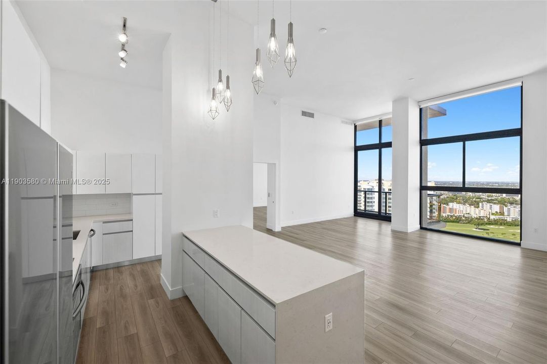 合同活跃: $8,750 (3 贝兹, 3 浴室, 2156 平方英尺)