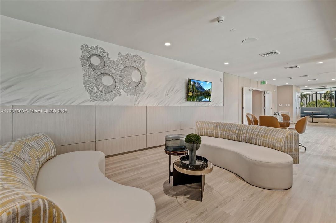 合同活跃: $8,750 (3 贝兹, 3 浴室, 2156 平方英尺)