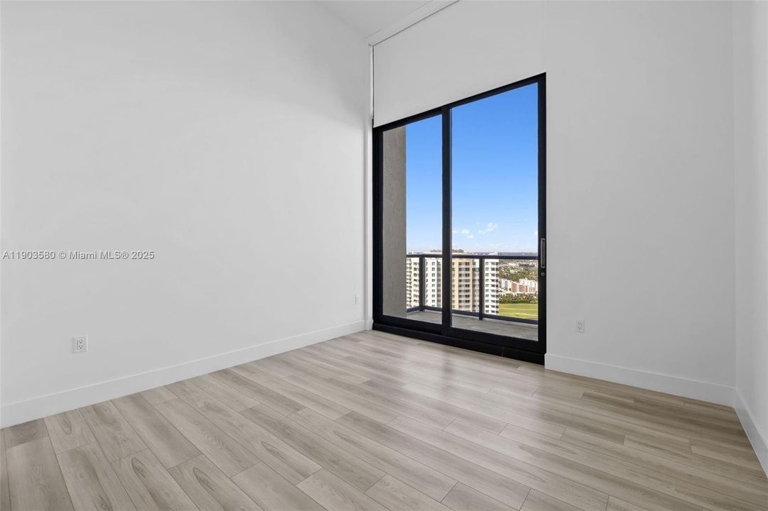 合同活跃: $8,750 (3 贝兹, 3 浴室, 2156 平方英尺)