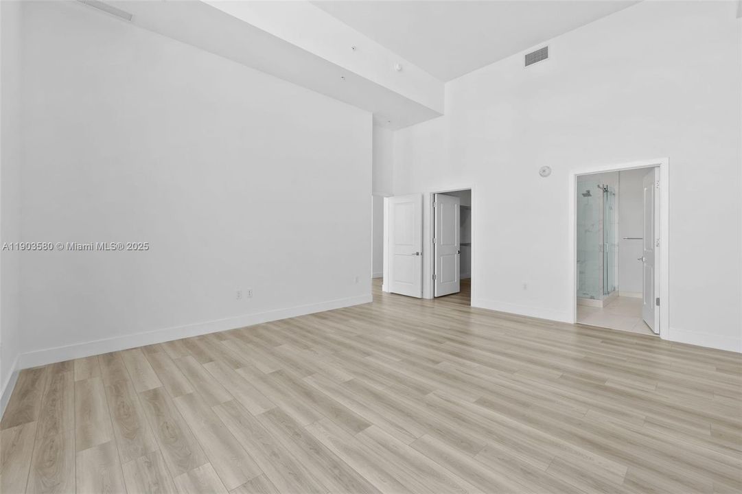 合同活跃: $8,750 (3 贝兹, 3 浴室, 2156 平方英尺)