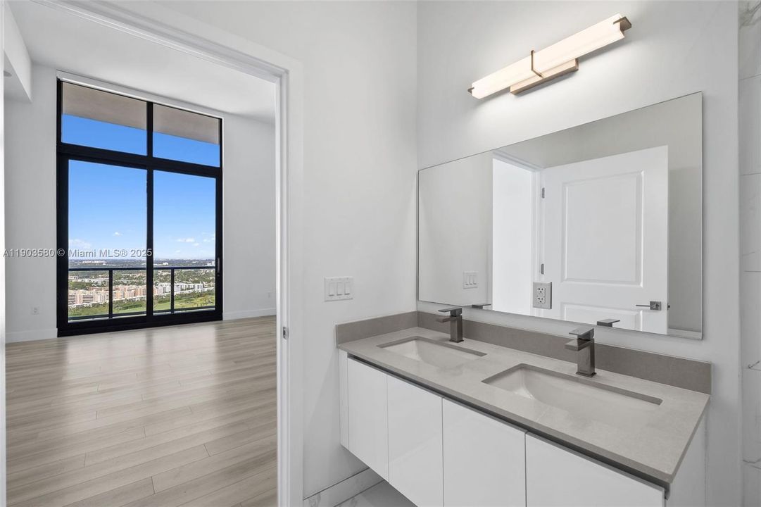 合同活跃: $8,750 (3 贝兹, 3 浴室, 2156 平方英尺)