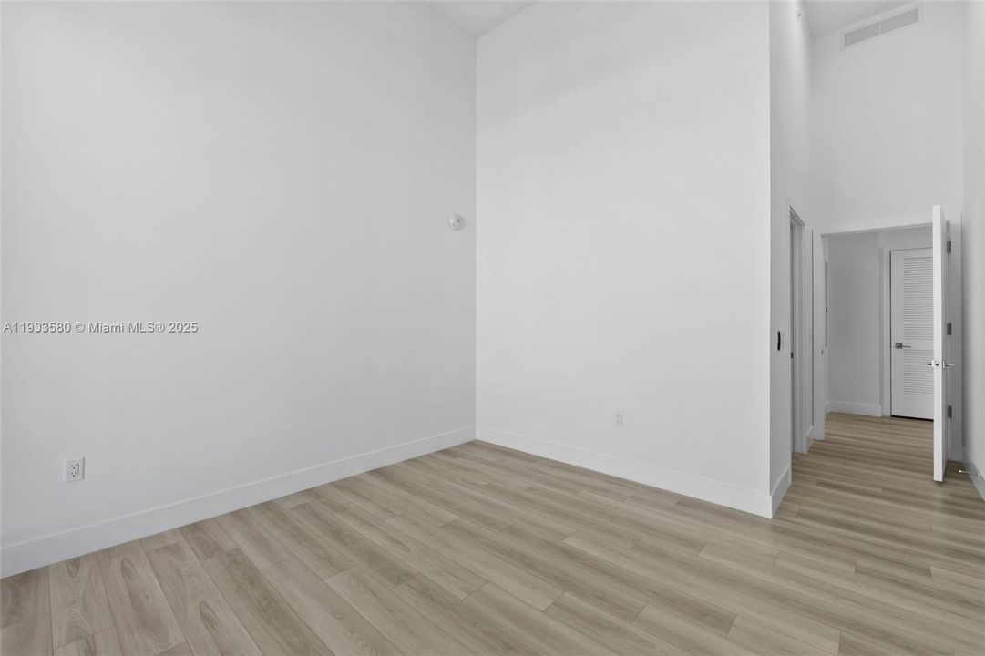 合同活跃: $8,750 (3 贝兹, 3 浴室, 2156 平方英尺)