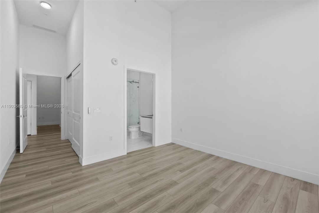 合同活跃: $8,750 (3 贝兹, 3 浴室, 2156 平方英尺)