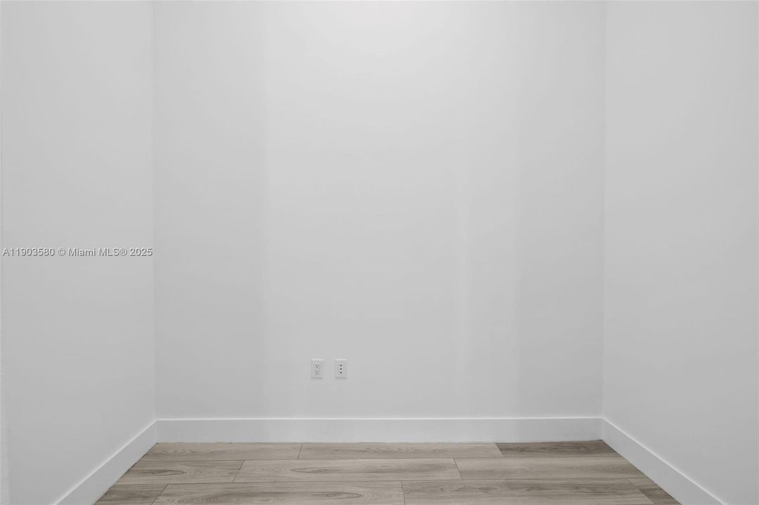 合同活跃: $8,750 (3 贝兹, 3 浴室, 2156 平方英尺)