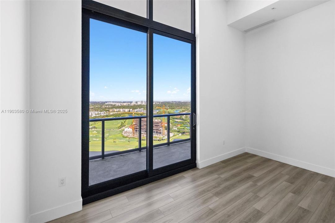 合同活跃: $8,750 (3 贝兹, 3 浴室, 2156 平方英尺)