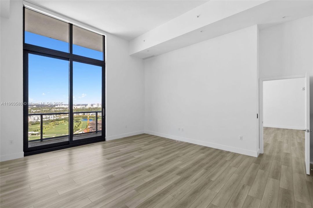 合同活跃: $8,750 (3 贝兹, 3 浴室, 2156 平方英尺)