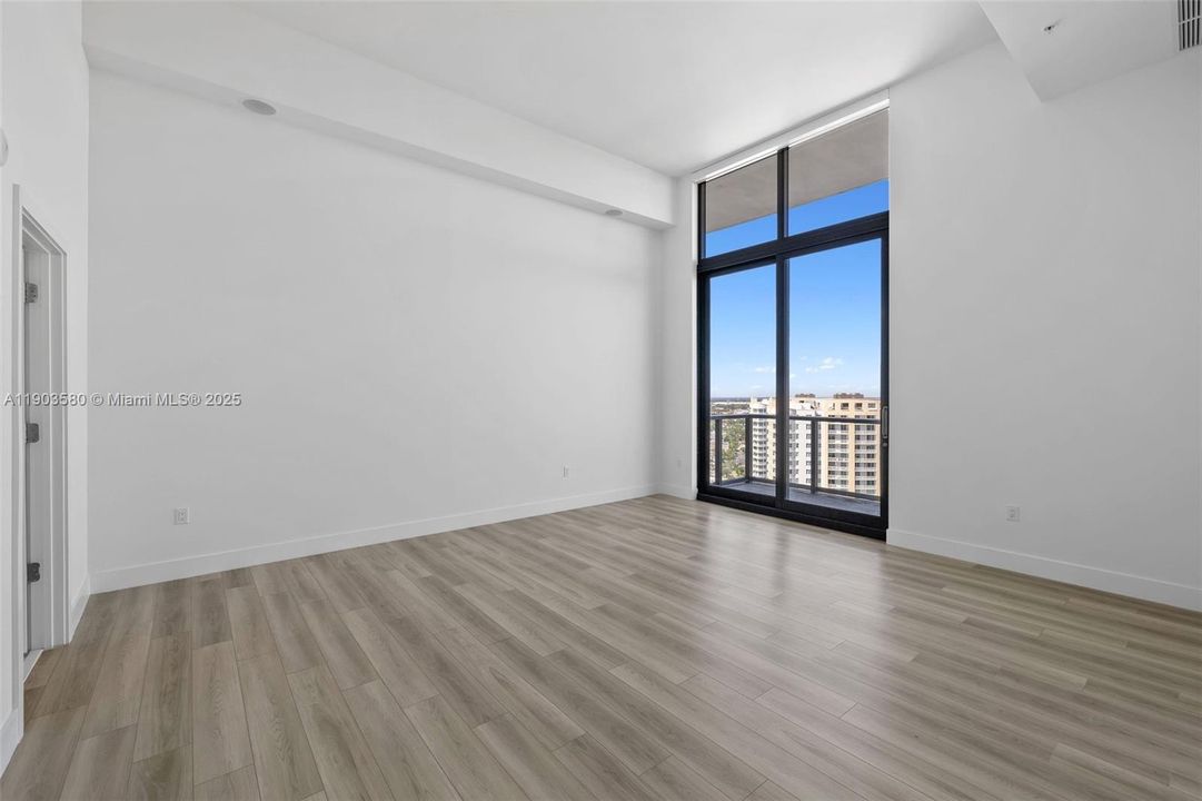 合同活跃: $8,750 (3 贝兹, 3 浴室, 2156 平方英尺)