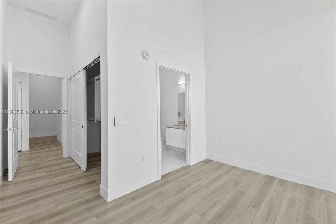 合同活跃: $8,750 (3 贝兹, 3 浴室, 2156 平方英尺)