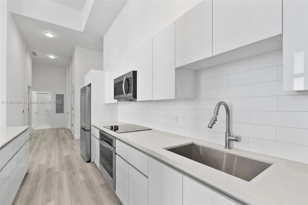 合同活跃: $8,750 (3 贝兹, 3 浴室, 2156 平方英尺)