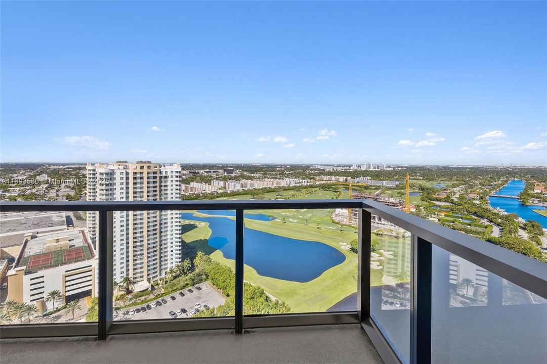 合同活跃: $8,750 (3 贝兹, 3 浴室, 2156 平方英尺)