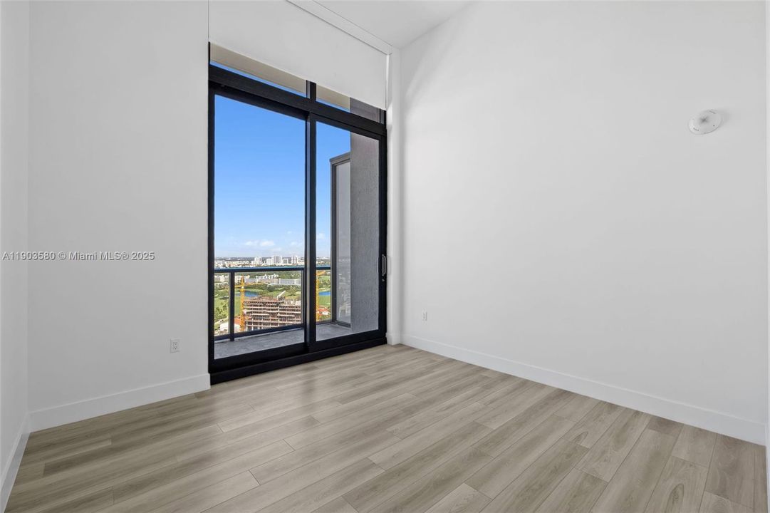 合同活跃: $8,750 (3 贝兹, 3 浴室, 2156 平方英尺)