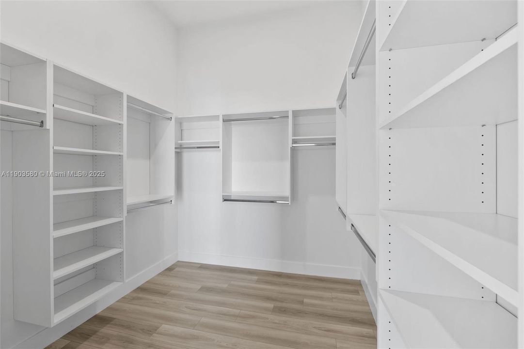 合同活跃: $8,750 (3 贝兹, 3 浴室, 2156 平方英尺)